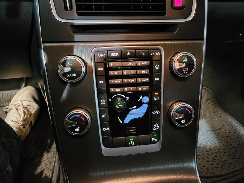 VOLVO V60 Cross Country D4 190cv Summum BVA / TOIT OUVRANT/SIEGES CHAUFFANT/CAMERA DE RECUL