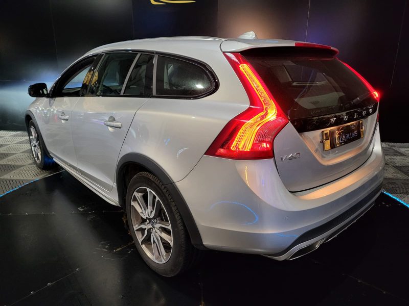 VOLVO V60 Cross Country D4 190cv Summum BVA / TOIT OUVRANT/SIEGES CHAUFFANT/CAMERA DE RECUL