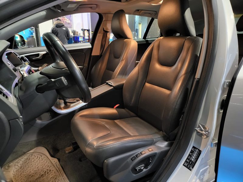 VOLVO V60 Cross Country D4 190cv Summum BVA / TOIT OUVRANT/SIEGES CHAUFFANT/CAMERA DE RECUL