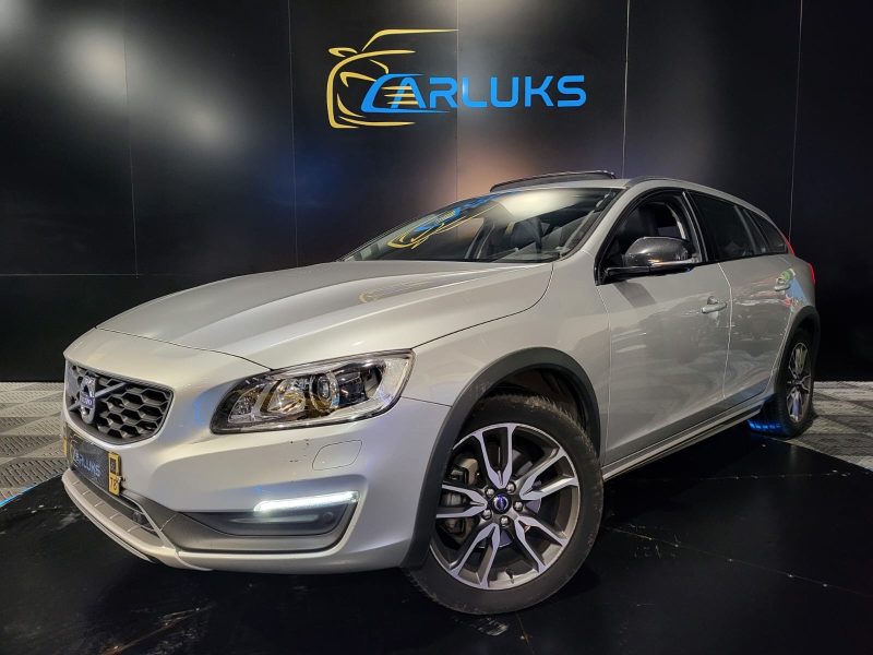 VOLVO V60 Cross Country D4 190cv Summum BVA / TOIT OUVRANT/SIEGES CHAUFFANT/CAMERA DE RECUL