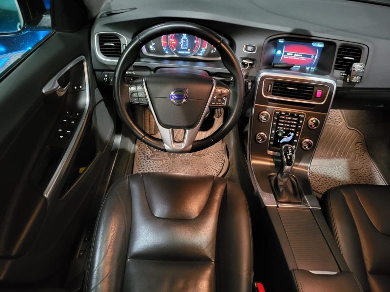 VOLVO V60 Cross Country D4 190cv Summum BVA / TOIT OUVRANT/SIEGES CHAUFFANT/CAMERA DE RECUL