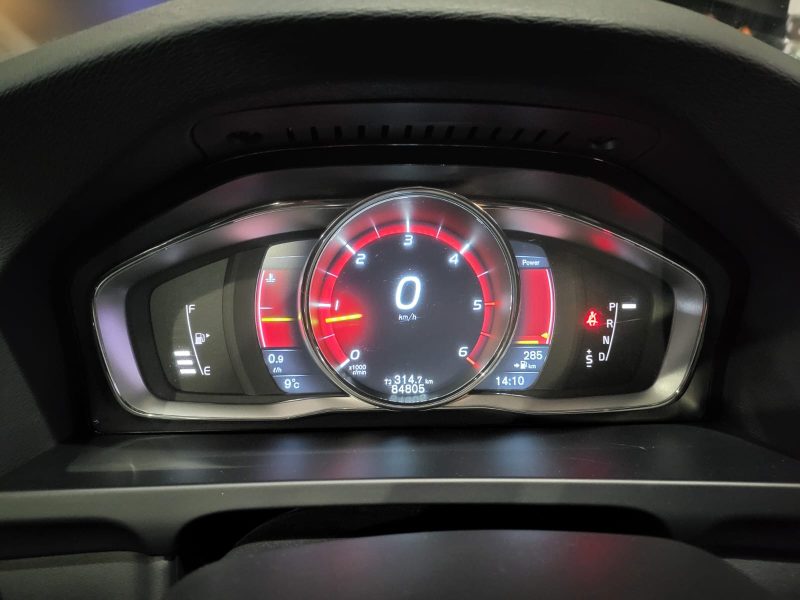 VOLVO V60 Cross Country D4 190cv Summum BVA / TOIT OUVRANT/SIEGES CHAUFFANT/CAMERA DE RECUL