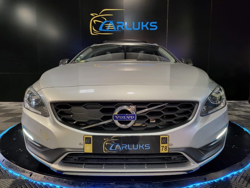 VOLVO V60 Cross Country D4 190cv Summum BVA / TOIT OUVRANT/SIEGES CHAUFFANT/CAMERA DE RECUL