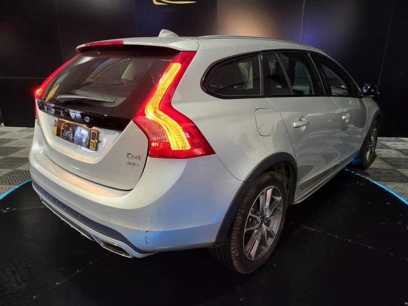 VOLVO V60 Cross Country D4 190cv Summum BVA / TOIT OUVRANT/SIEGES CHAUFFANT/CAMERA DE RECUL