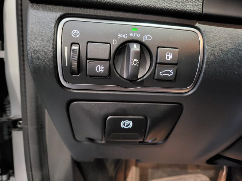 VOLVO V60 Cross Country D4 190cv Summum BVA / TOIT OUVRANT/SIEGES CHAUFFANT/CAMERA DE RECUL