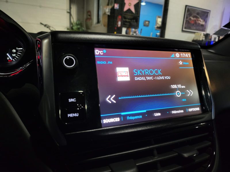 PEUGEOT 208 1.2 PureTech 82cv Allure / APPLE CARPLAY/TOIT PANORAMIQUE/SIEGES CHAUFFANT