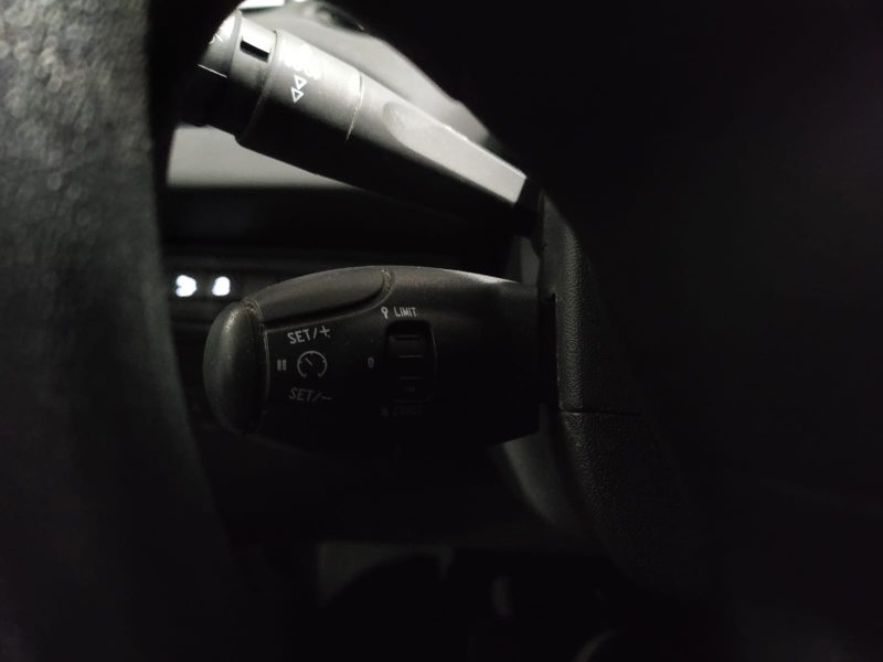 PEUGEOT 208 1.2 PureTech 82cv Allure / APPLE CARPLAY/TOIT PANORAMIQUE/SIEGES CHAUFFANT