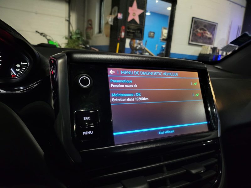 PEUGEOT 208 1.2 PureTech 82cv Allure / APPLE CARPLAY/TOIT PANORAMIQUE/SIEGES CHAUFFANT