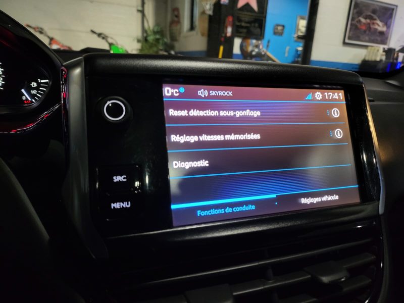 PEUGEOT 208 1.2 PureTech 82cv Allure / APPLE CARPLAY/TOIT PANORAMIQUE/SIEGES CHAUFFANT
