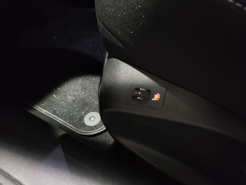 PEUGEOT 208 1.2 PureTech 82cv Allure / APPLE CARPLAY/TOIT PANORAMIQUE/SIEGES CHAUFFANT