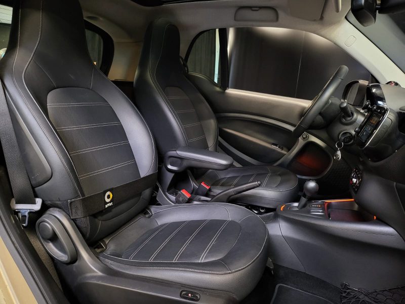 SMART FORTWO Coupé EQ POWER 82cv / TOIT PANO / SIEGES CHAUFFANTS / CAMERA