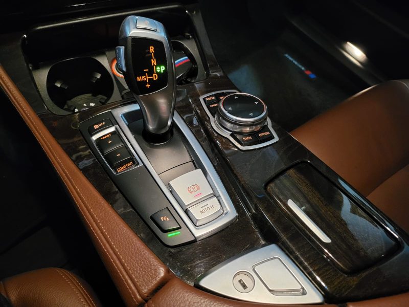 BMW SERIE 5 TOURING 520d 184cv Luxury BVA / SIEGES CHAUFFANT/AFFICHAGE TETE HAUTE/RADAR-AV-AR