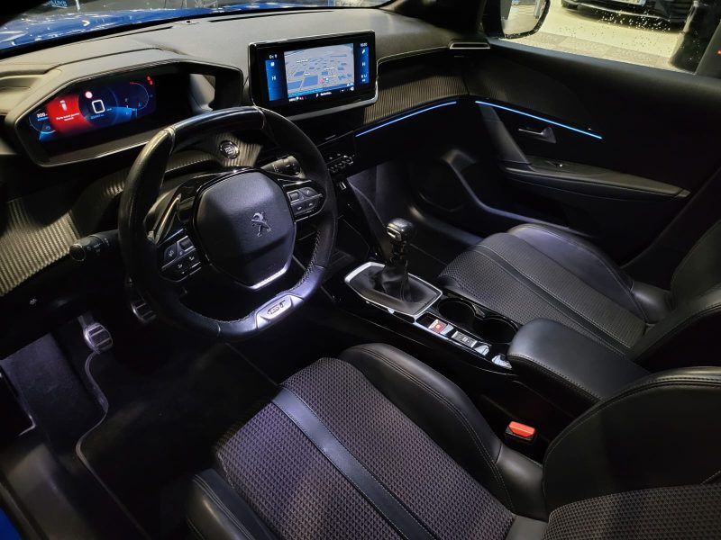 PEUGEOT 208 II 1.2 PureTech 100cv GT LINE I-COCKPIT /LUMIERE D'AMBIANCE+CAMERA+CAR PLAY/