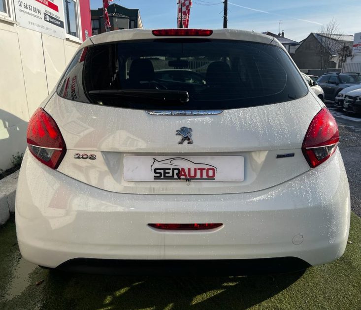 PEUGEOT 208 2015