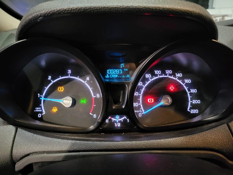 1.5 TDCi 90 cv TITANIUM / RADAR / BLUETOOTH / FEUX AUTO