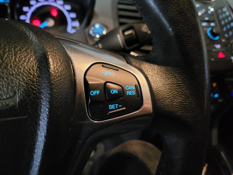 1.5 TDCi 90 cv TITANIUM / RADAR / BLUETOOTH / FEUX AUTO