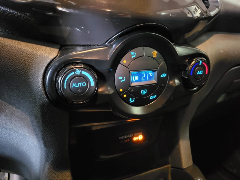 1.5 TDCi 90 cv TITANIUM / RADAR / BLUETOOTH / FEUX AUTO