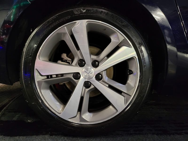 PEUGEOT 308 SW 1.2 PureTech BVM6 130cv ALLURE / 1ER MAIN / CARPLAY / CAMERA / SIEGES CHAUFFANTS