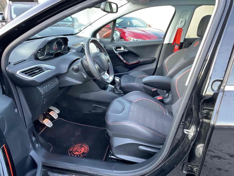 PEUGEOT 208  2017