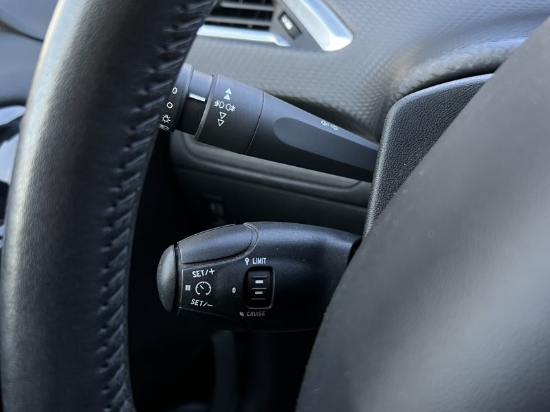 PEUGEOT 208 PHASE 2 II SIGNATURE 1.2 82 Cv APPLE CARPLAY & ANDROID AUTO CAMERA RECUL - GARANTIE 1 AN