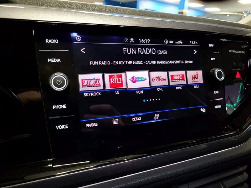 VOLKSWAGEN POLO VI 1.0 TSI 95 CV R LINE / VIRTUAL COCKPIT / CAMERA DE RECUL / RADAR AV ET AR / PACK 