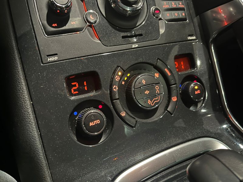 PEUGEOT 3008 HYBRID4 FELINE 163 cv TOIT PANO / AFF TETE HAUTE / MODE DE CONDUITE