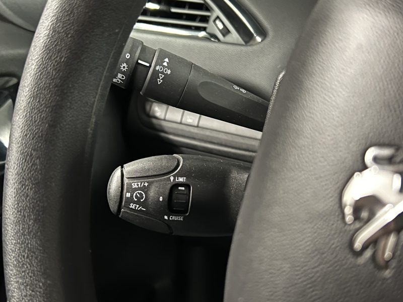 PEUGEOT 208 PHASE 2 II 1.2 82 Cv 1ERE MAIN / 16 600 Kms ECRAN TACTILE CRIT AIR 1 - GARANTIE 1 AN
