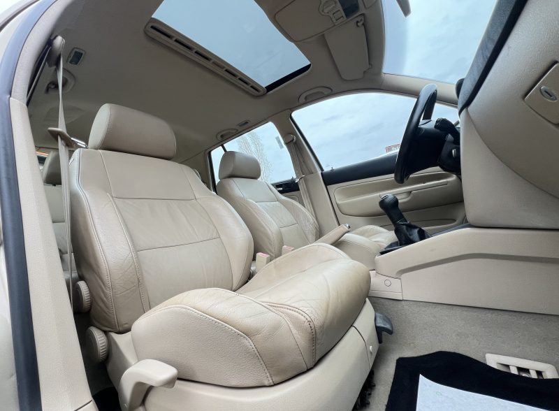 VOLKSWAGEN GOLF 4 IV CARAT 1.6 105 Cv 1ERE MAIN / CUIR TOIT OUVRANT ORIGINE FRANCE - GARANTIE 1 AN