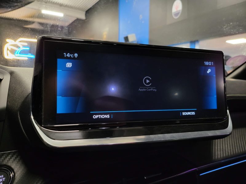 PEUGEOT 208 1.2 PureTech 100cv EAT8 GT LINE I-COCKPIT / GRAND GPS / LUMIERE D\'AMBIANCE / 1er MAIN