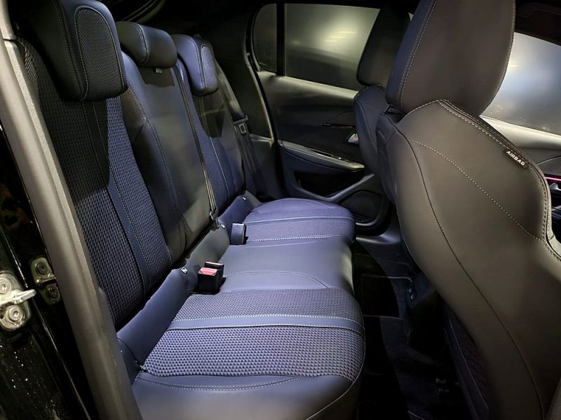 PEUGEOT 208 1.2 PureTech 100cv EAT8 GT LINE I-COCKPIT / GRAND GPS / LUMIERE D\'AMBIANCE / 1er MAIN