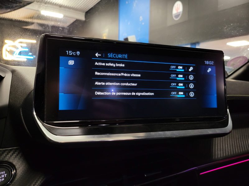 PEUGEOT 208 1.2 PureTech 100cv EAT8 GT LINE I-COCKPIT / GRAND GPS / LUMIERE D\'AMBIANCE / 1er MAIN