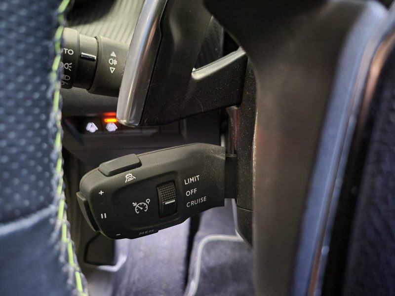 PEUGEOT 208 1.2 PureTech 100cv EAT8 GT LINE I-COCKPIT / GRAND GPS / LUMIERE D\'AMBIANCE / 1er MAIN