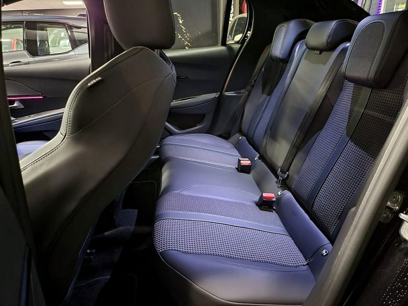 PEUGEOT 208 1.2 PureTech 100cv EAT8 GT LINE I-COCKPIT / GRAND GPS / LUMIERE D\'AMBIANCE / 1er MAIN