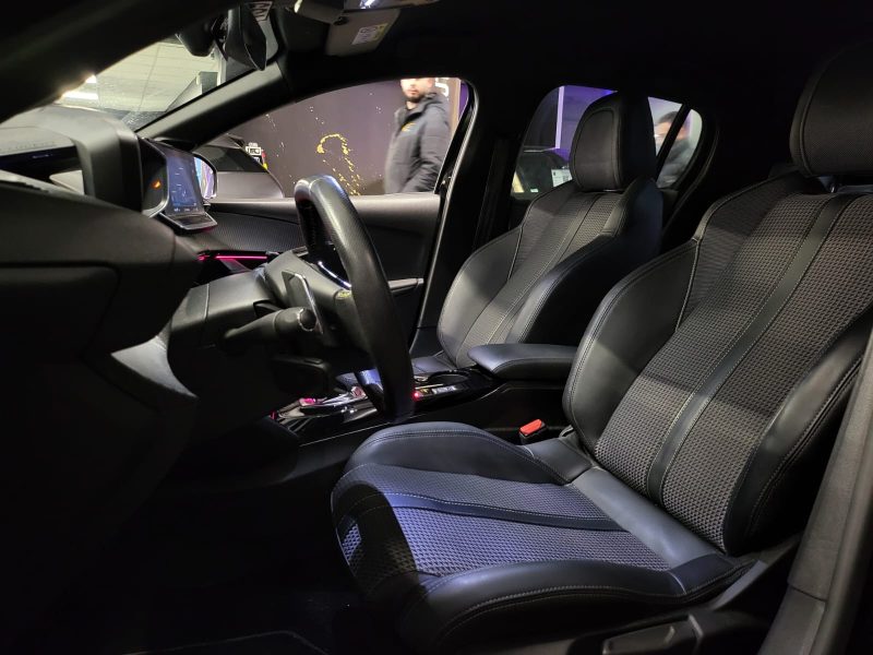 PEUGEOT 208 1.2 PureTech 100cv EAT8 GT LINE I-COCKPIT / GRAND GPS / LUMIERE D\'AMBIANCE / 1er MAIN
