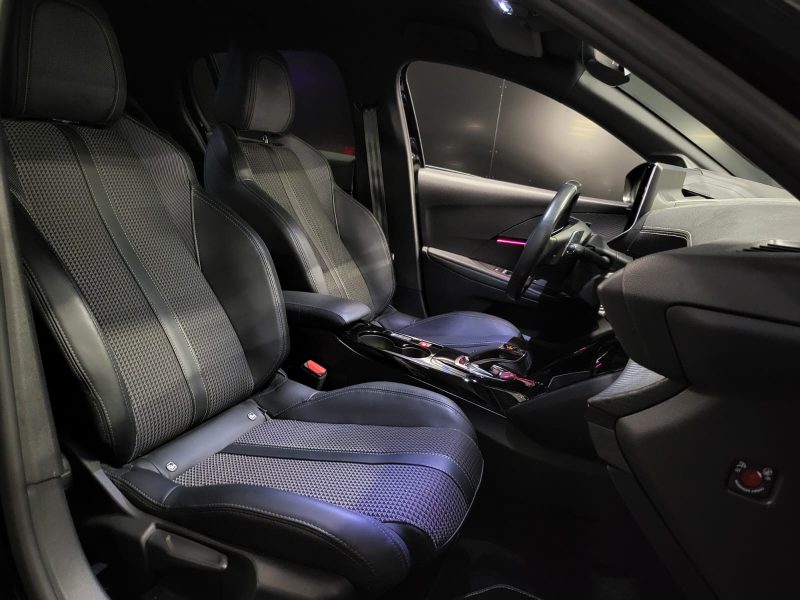 PEUGEOT 208 1.2 PureTech 100cv EAT8 GT LINE I-COCKPIT / GRAND GPS / LUMIERE D\'AMBIANCE / 1er MAIN