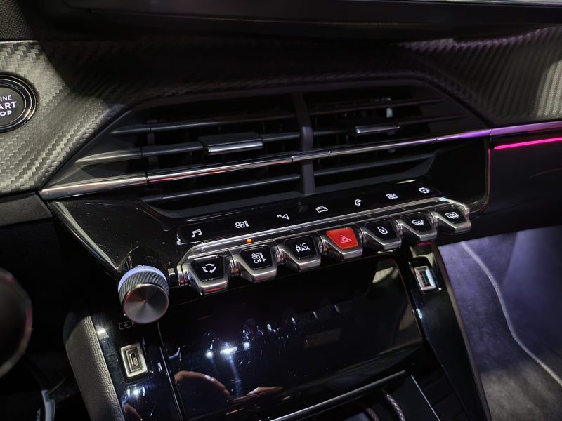 PEUGEOT 208 1.2 PureTech 100cv EAT8 GT LINE I-COCKPIT / GRAND GPS / LUMIERE D\'AMBIANCE / 1er MAIN