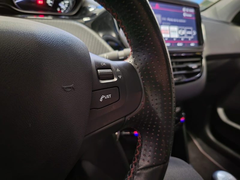 PEUGEOT 208 1.2 PureTech 110cv GT LINE CARPLAY / VOLANT MEPLAT SURPICURE ROUGE 1ER MAIN