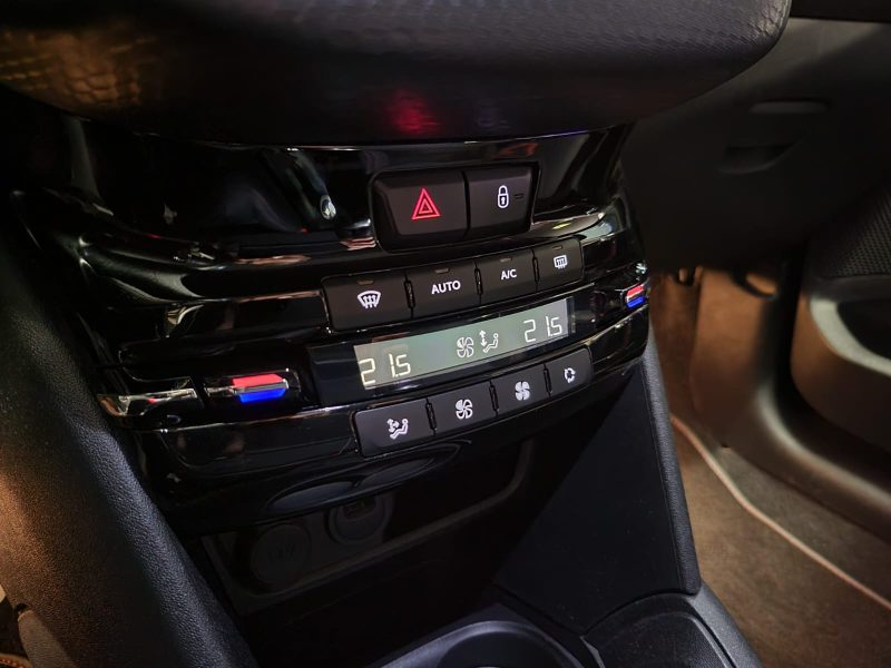 PEUGEOT 208 1.2 PureTech 110cv GT LINE CARPLAY / VOLANT MEPLAT SURPICURE ROUGE 1ER MAIN