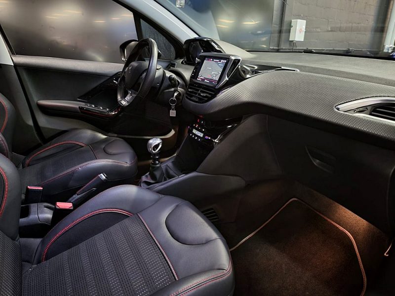 PEUGEOT 208 1.2 PureTech 110cv GT LINE CARPLAY / VOLANT MEPLAT SURPICURE ROUGE 1ER MAIN