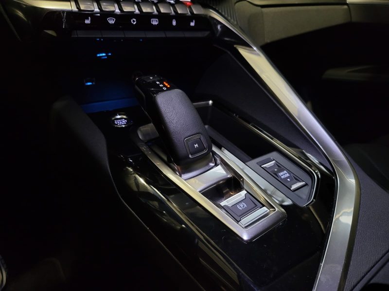 PEUGEOT 3008 1.2 PURETECH 130cv ALLURE PACK VIRTUAL COCKPIT / CARPLAY / SIEGES CHAUFFANTS 