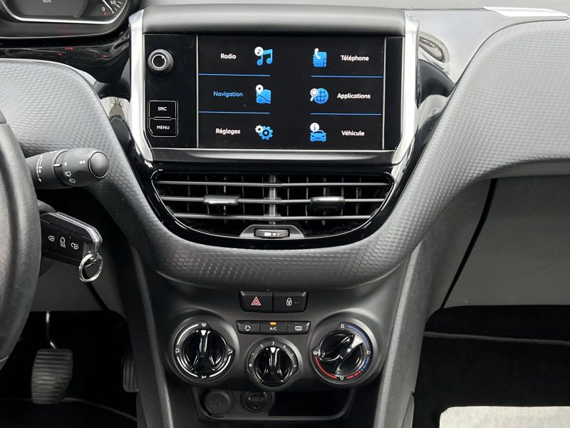 PEUGEOT 208 PHASE 2 STYLE 1.2 82 Cv GPS APPLE & ANDROID REGULATEUR 5 Pts CRIT AIR 1 - GARANTIE 1 AN