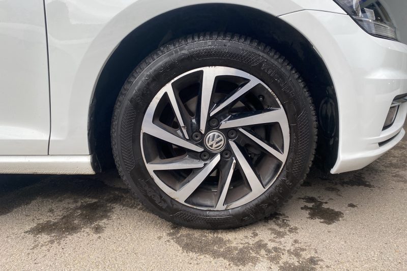 VOLKSWAGEN GOLF VII 1.0 TSI 110ch Sound + 4 pneus été