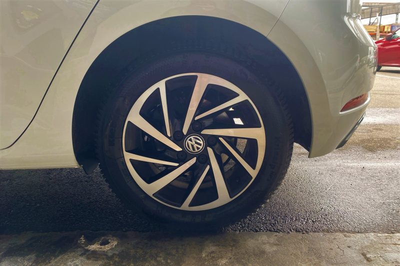 VOLKSWAGEN GOLF VII 1.0 TSI 110ch Sound + 4 pneus été