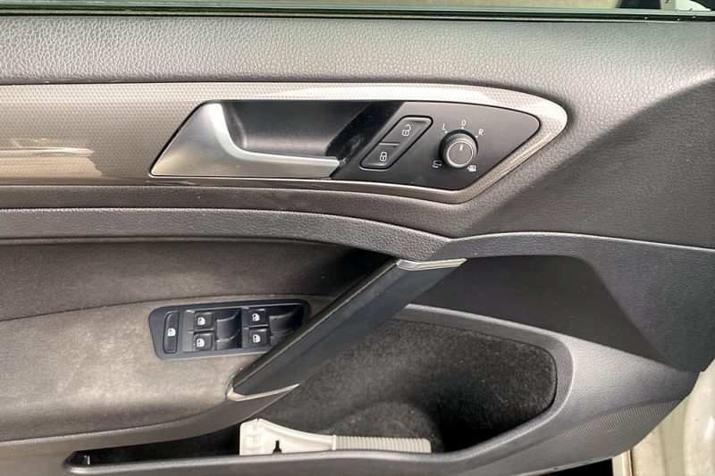 VOLKSWAGEN GOLF VII 1.0 TSI 110ch Sound + 4 pneus été