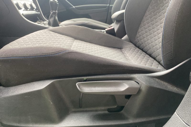 VOLKSWAGEN GOLF VII 1.0 TSI 110ch Sound + 4 pneus été