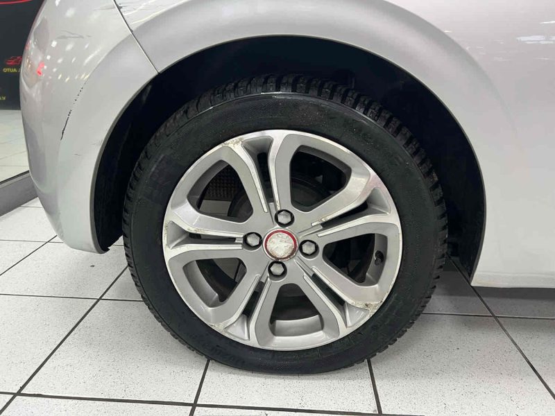 PEUGEOT 208 1.2 VTI 82cv