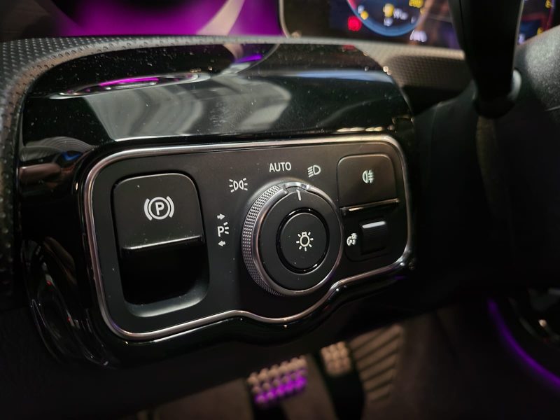 MERCEDES CLASSE A 180D 116CV AMG LINE / TOIT OUVRANT/PANORAMIQUE+CARPLAY+PARK ASSIST+VIRTUAL COCKPIT