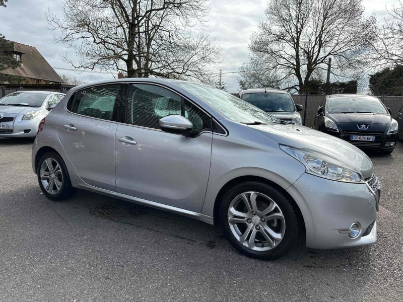 PEUGEOT 208  2013