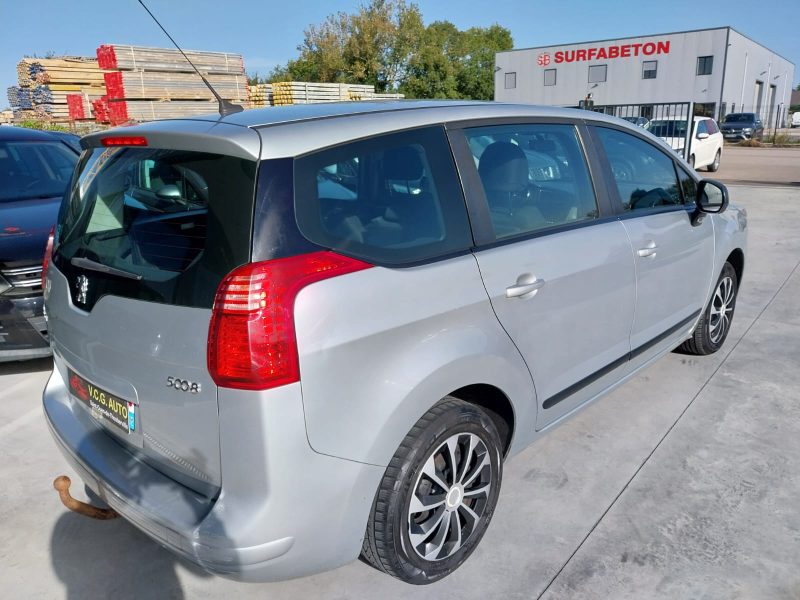 PEUGEOT 5008 1.6 HDi 110 Confort
