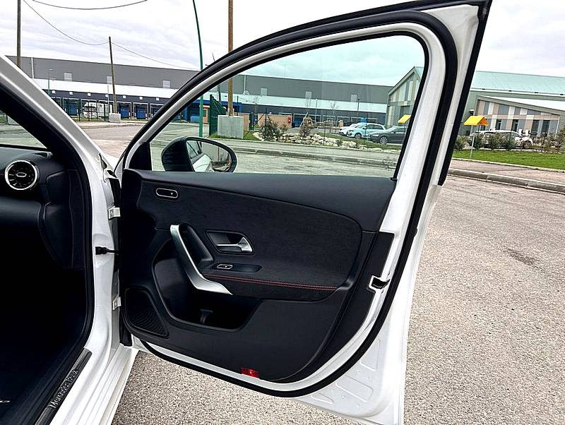 MERCEDES-BENZ CLASSE A 180D BERLINE AMG LINE